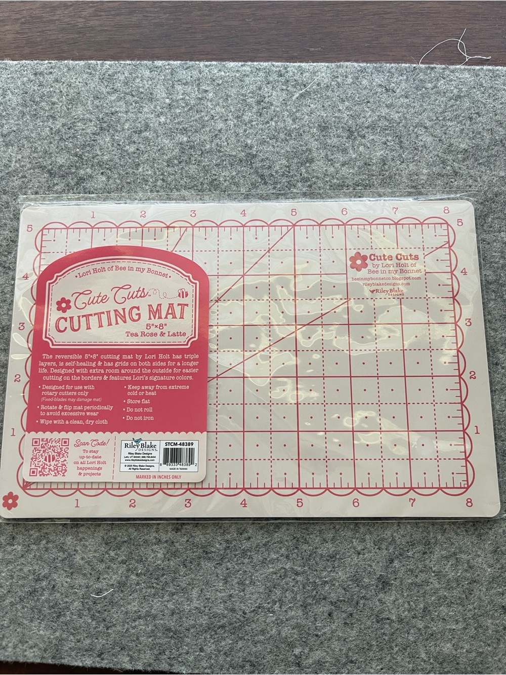 Lori Holt Cute Cuts 5” x 8” Reversible Self-Healing Cutting Mat – Tea Rose & Lat